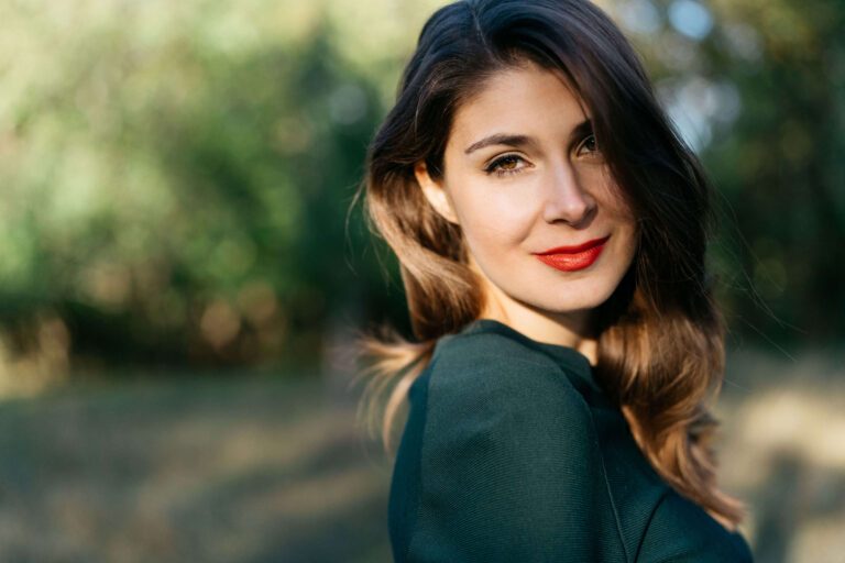 4. Portraitfoto von der Mezzosopranistin Hannah Fheodoroff abgebildet in der Sektion "Über mich"