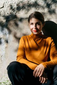 5. Portraitfoto von der Mezzosopranistin Hannah Fheodoroff