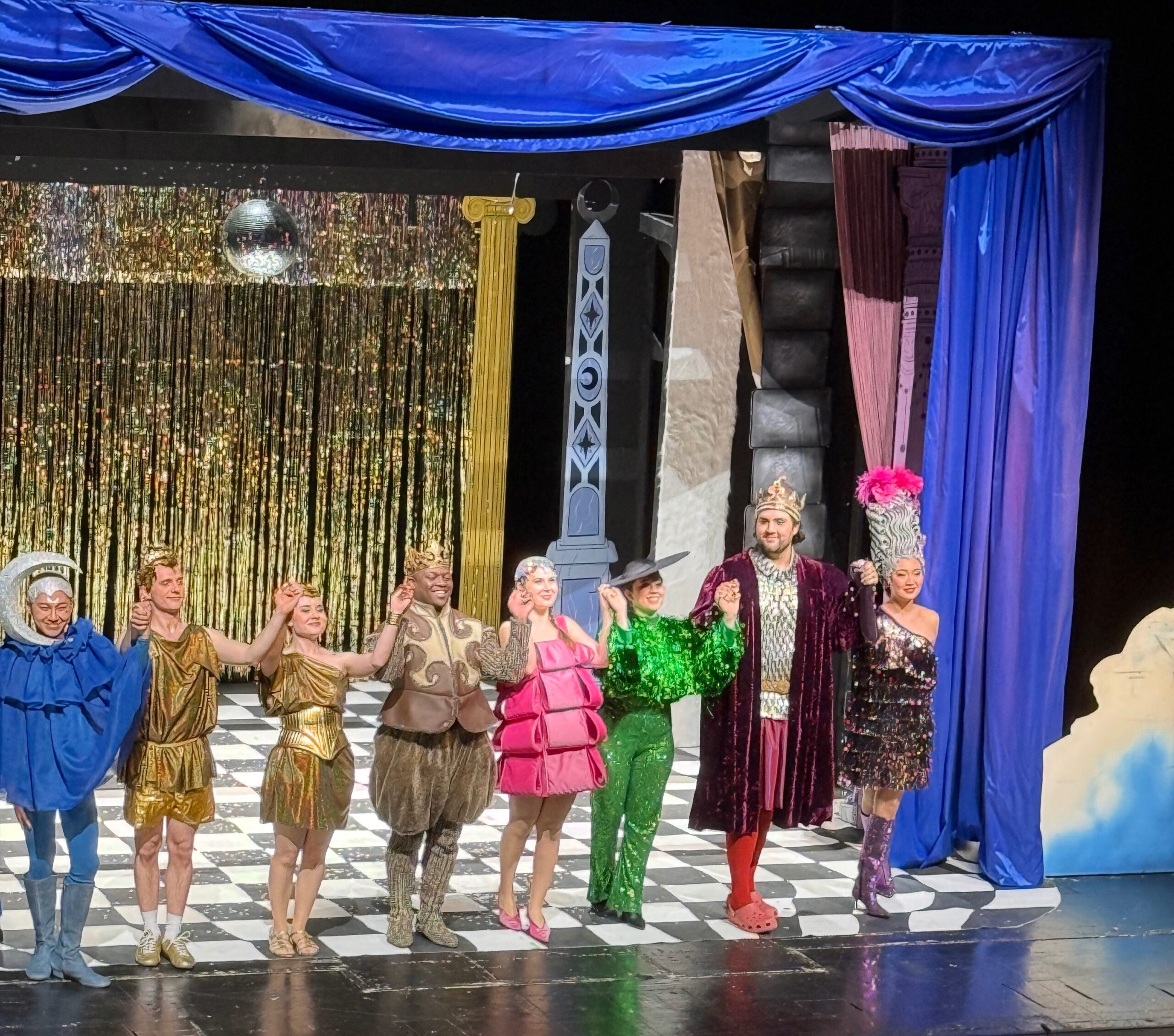 Applausszene bei der Premiere von "Das verzauberte Schwein" an der Volksoper