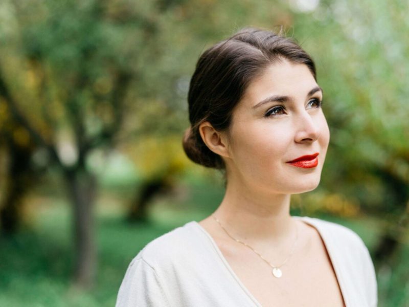 1. Portraitfoto von der Mezzosopranistin Hannah Fheodoroff